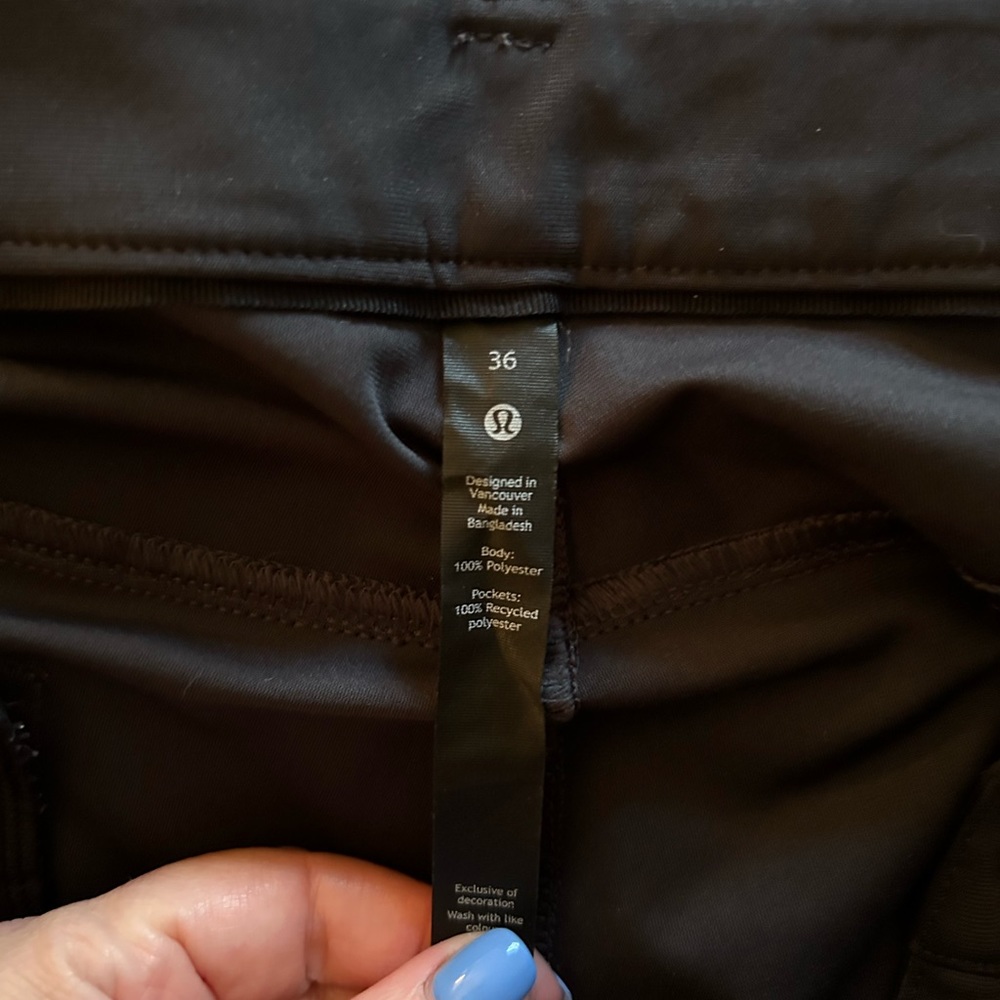 Lululemon men’s ABC work pants in obsidian,grey.